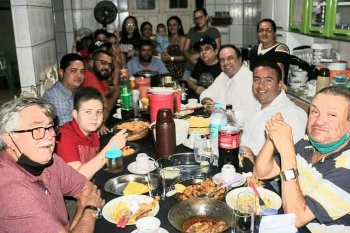 Na base do “faça o que eu digo, mas não faça o que eu faço”, prefeito é flagrado em aglomeração