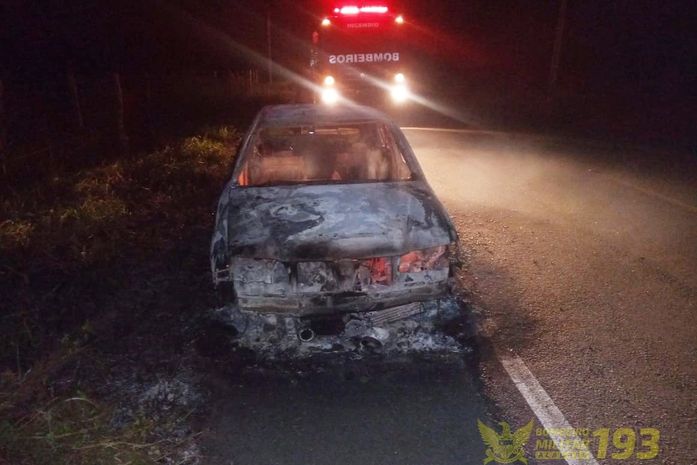 Carro pega fogo em acostamento e fica completamente destruído na AL-120