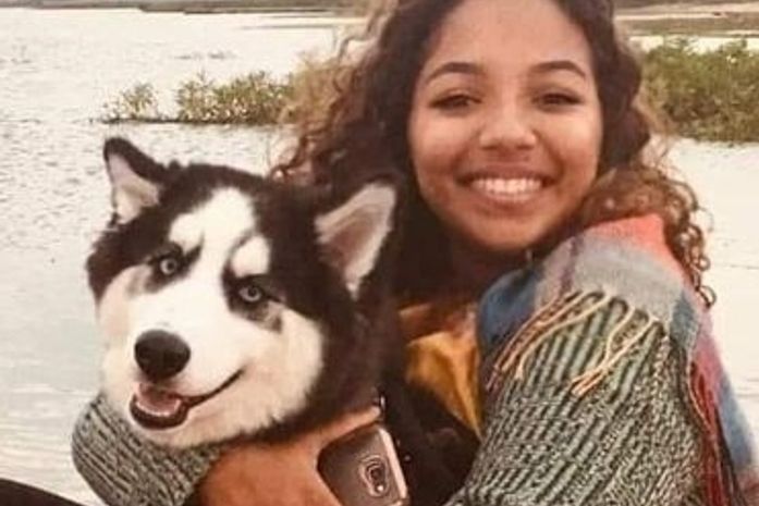 Malu,esta menina linda da foto, tinha apenas 18 anos, sonhava em trabalhar na ONU, mas, a depressão a matou.