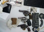 Armas e droga apreendidas com o grupo criminoso