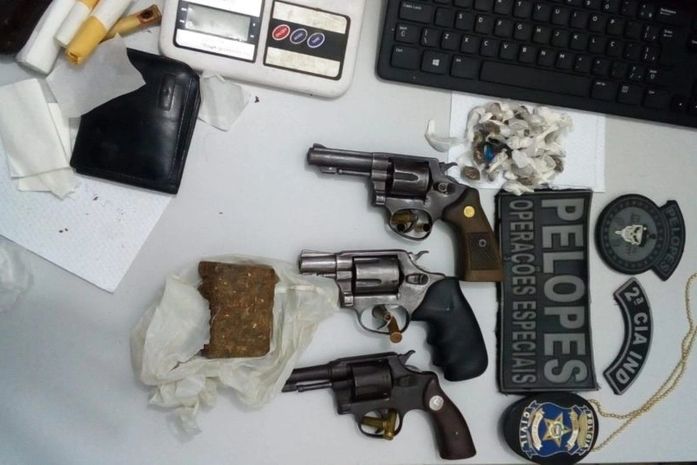 Armas e droga apreendidas com o grupo criminoso