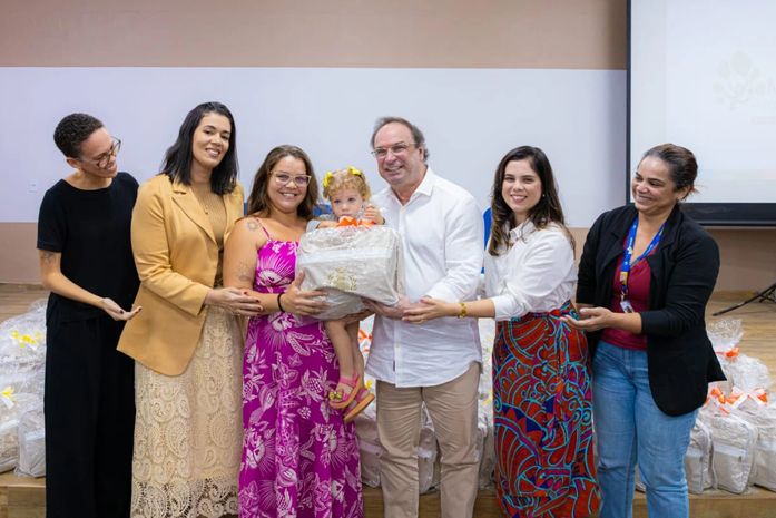 Prefeito Luciano comemora entrega de 300 enxovais já este ano às mães arapiraquenses