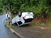 Carro capotou no início da tarde desta quarta-feira