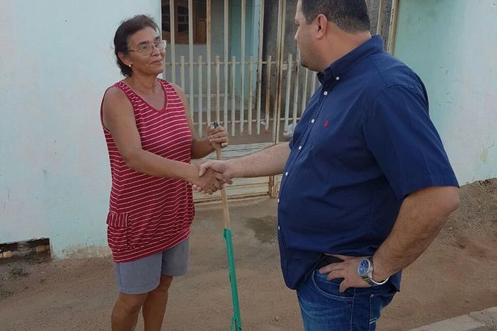 Dr. Fábio recebendo o agradecimento de moradora