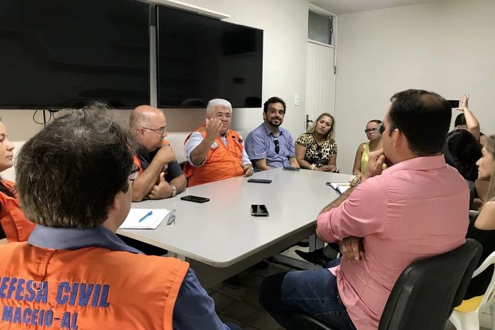 Solo instável: Defesa Civil discute ações com população afetada