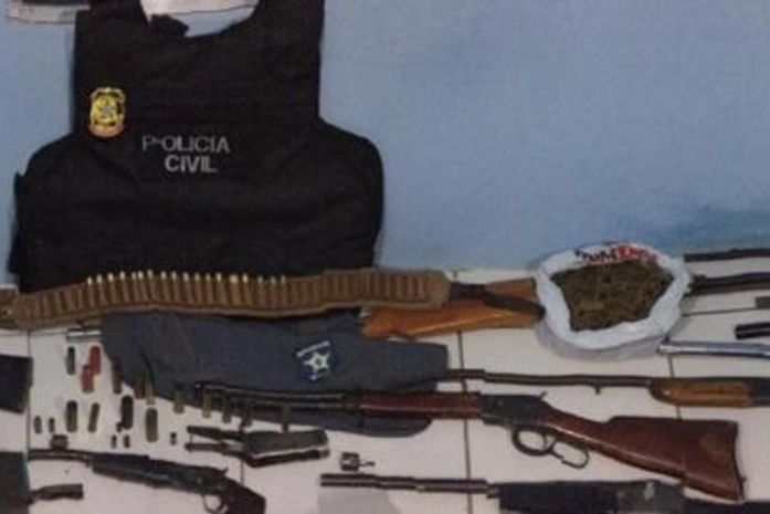 Policiais civis apreendem 10 armas em residência no interior onde era ponto de venda de drogas