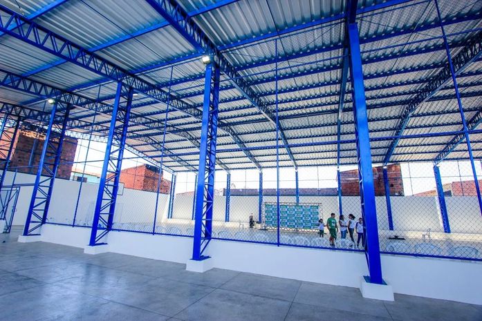 Com recursos próprios, escolas municipais ganham novas quadras