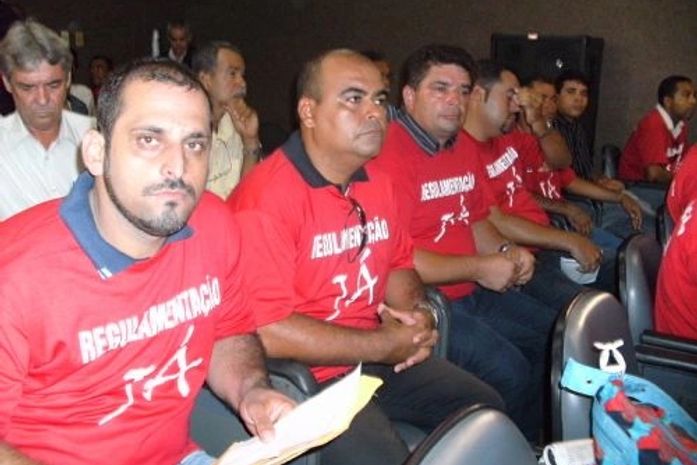 Presidente José Adriano está reunido com uma comissão. (Foto:Wadson Correia) 