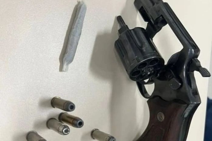 Servidor público é preso por posse ilegal de arma de fogo; irmão de suspeito disse que estava sendo ameaçado