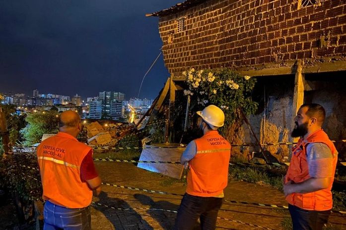 Equipes da Defesa Civil estão nos locais de maior risco na capital.