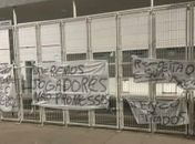 Torcida do ASA protesta em frente ao estádio Coaracy da Mata Fonseca