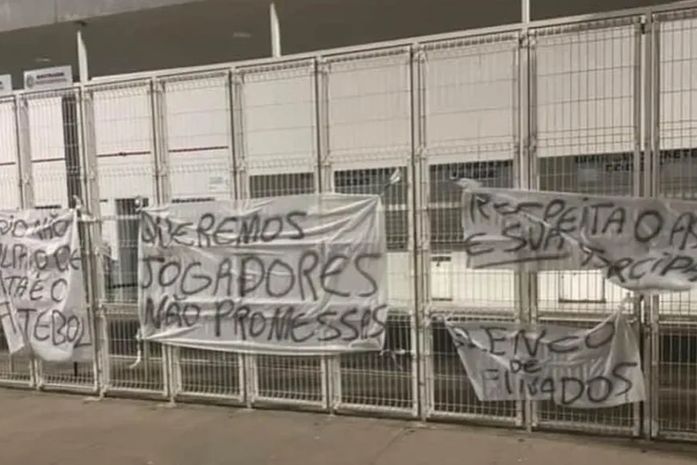 Torcida do ASA protesta em frente ao estádio Coaracy da Mata Fonseca