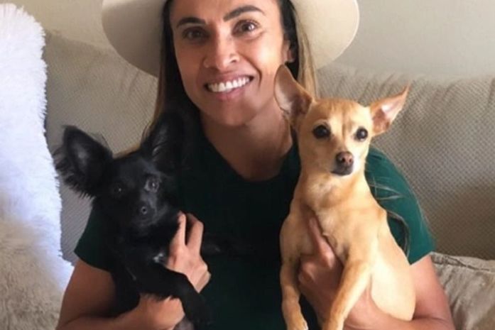 Jogadora Marta com seus animais de estimação