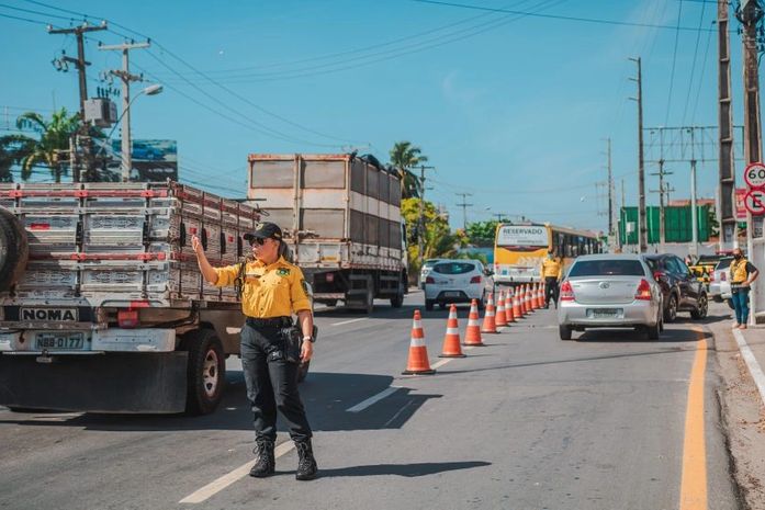 Obra em rede elétrica modifica trânsito da Avenida Gustavo Paiva