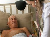 No conforto da sala da sua casa e em companhia da família, o aposentado João de Deus dos Santos, 91, recebe os cuidados do tratamento domiciliar