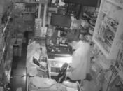 Vídeo: suspeito invade mercadinho pelo teto e comete furto no Agreste de AL

