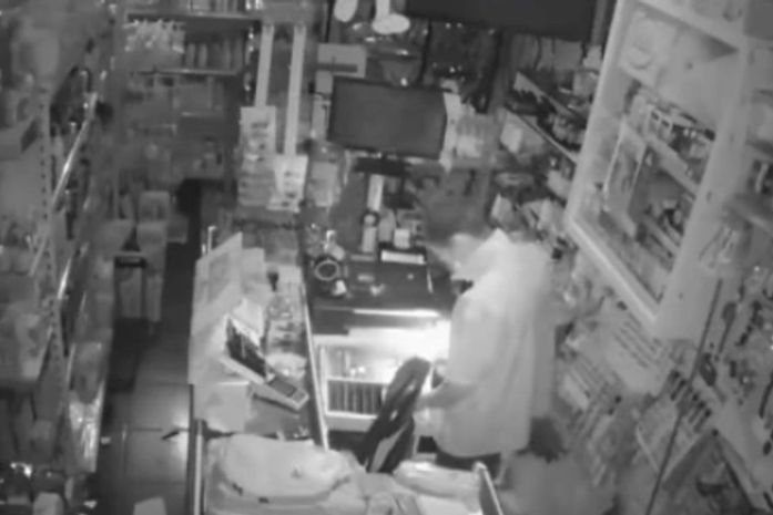 Vídeo: suspeito invade mercadinho pelo teto e comete furto no Agreste de AL