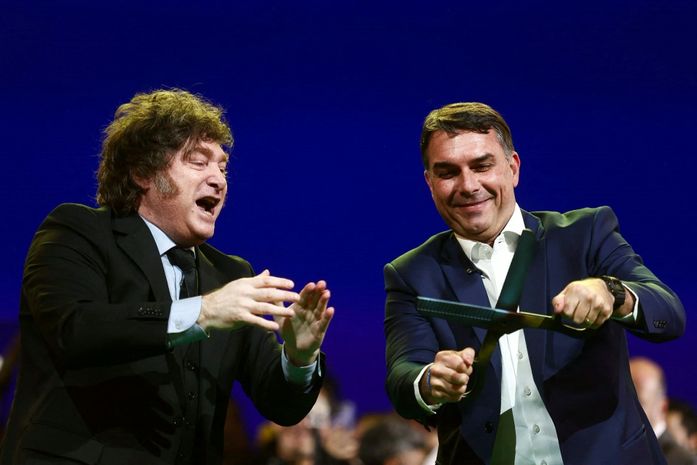 Baixarias de Milei, mentiras e messianismo: a convenção borocoxô de Flávio Bolsonaro