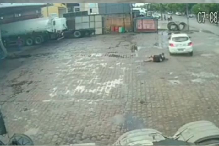 Vídeo: homem sai ileso após atropelamento "cinematográfico" em Maceió