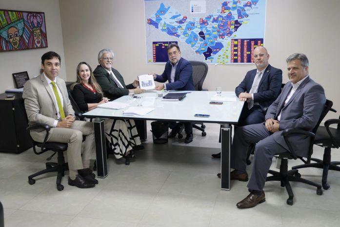 PGJ Lean Araújo recebe relatório sobre atuação da FT que atuou em defesa da população em situação de rua