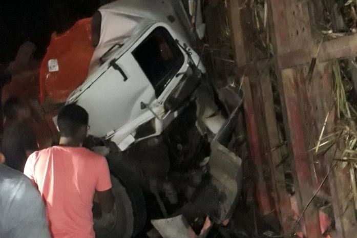 Motorista ficou preso às ferragens