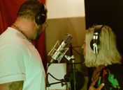 LoreB lança videoclipe de novo single sobre a leveza, os dramas e os universos de um romance a dois