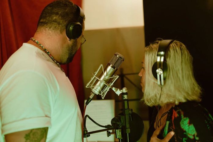 LoreB lança videoclipe de novo single sobre a leveza, os dramas e os universos de um romance a dois