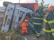 Motorista fica ferido após caminhão de lixo tombar na AL-101