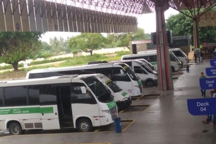 Motoristas e passageiros do transporte intermunicipal estão sendo orientados a usar máscaras e passar álcool gel nas dependências dos veículos