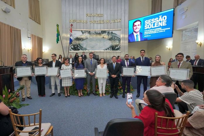 Deputado Alexandre Ayres entrega Comenda Doutor Hélvio Auto a profissionais da Sala de Situação da Covid-19 em Alagoas