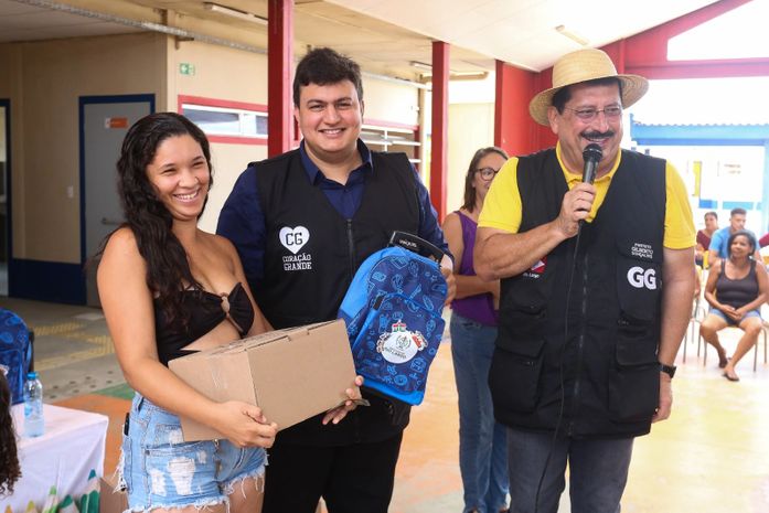 Prefeito Gilberto Gonçalves realiza a entrega de kits pedagógicos para mais de 17 mil alunos da rede de ensino de Rio Largo