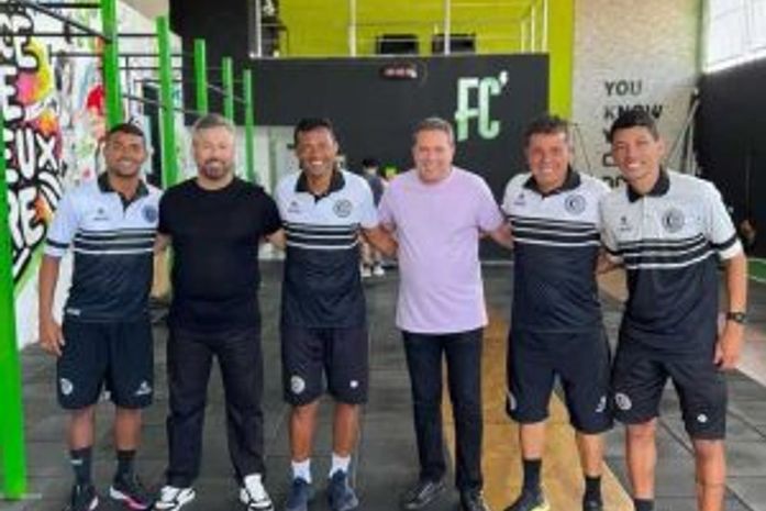 Rogério Siqueira e Luxemburgo conversam com elenco do ASA