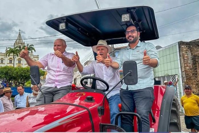Em Quebrangulo, dois tratores equipados vão reforçar a agricultura familiar,prefeito comemora