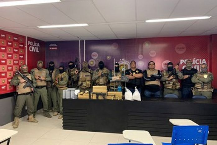 Drogas e submetralhadora foram apreendidas