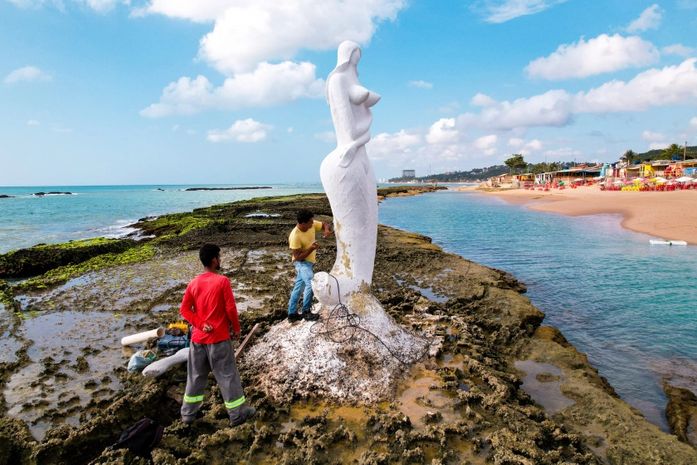 Obra de revitalização da estátua da Sereia é iniciada nesta quinta (22), na praia de Riacho Doce