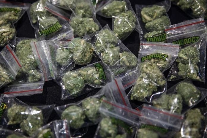 ONG distribui saquinho de maconha para quem se vacinar contra a Covid-19