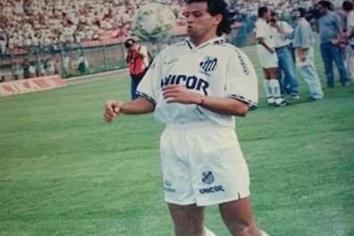 Marcos Adriano em 1995 atuando pelo Santos, tido como Bola de Prata do Brasileirão daquele ano