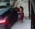 Veículo invade calçada de prédio e atinge mulher com bebê no colo, no Farol