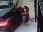 Veículo invade calçada de prédio e atinge mulher com bebê no colo, no Farol