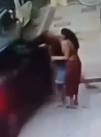 Veículo invade calçada de prédio e atinge mulher com bebê no colo, no Farol