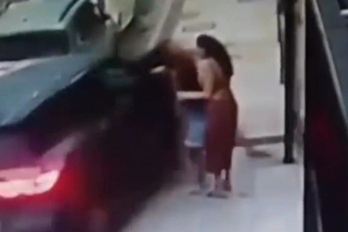 Veículo invade calçada de prédio e atinge mulher com bebê no colo, no Farol