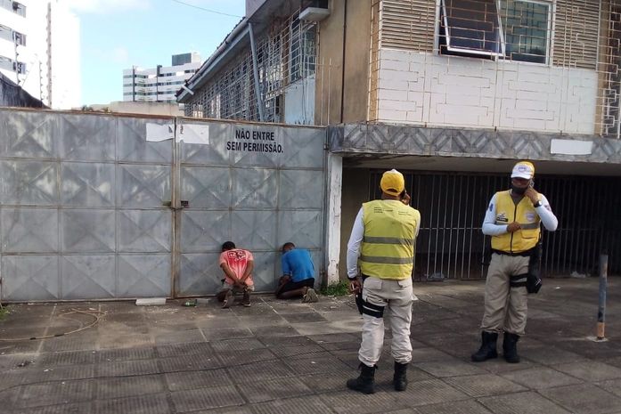 Ronda no Bairro detém dois indivíduos por invasão de domicílio no Farol
