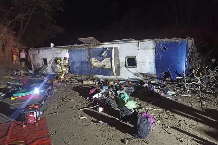 Duas pessoas morrem e 34 ficam feridas em tombamento de ônibus que seguia de SP para Alagoas