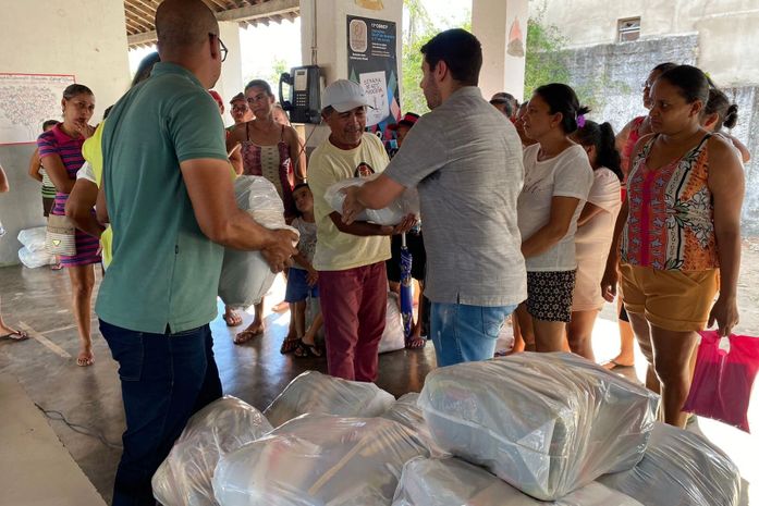 Em visita a povoados, Prefeitura de Traipu entrega cestas básicas, acompanha andamento de obras e anuncia pavimentação