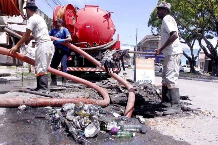 Seminfra retira mais de três toneladas de entulhos em rua na Ponta Grossa