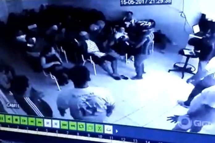 Dupla armada invade e rouba autoescola