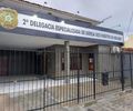 Casal é preso após mulher ser esfaqueada e usada como escudo humano em tentativa de feminicídio
