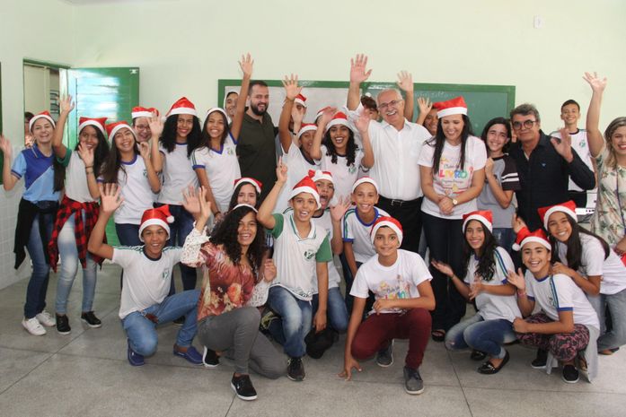 Teófilo é recepcionado por estudantes em visita à obra da Escola Tibúrcio Valeriano