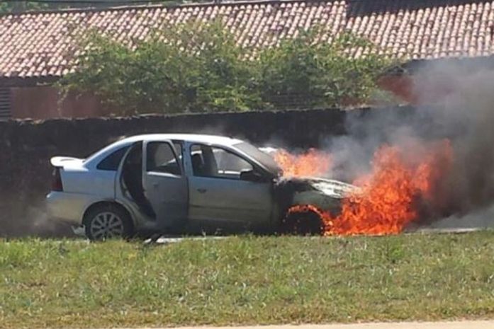 Veículo incendiou em via pública