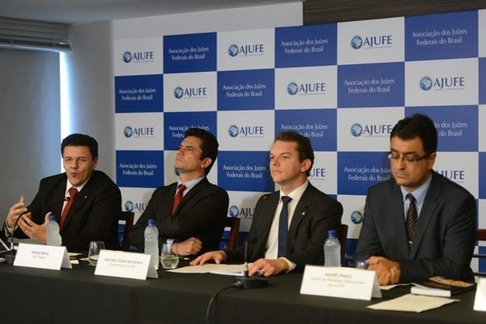 Juízes federais fazem ato contra projeto defendido por Renan